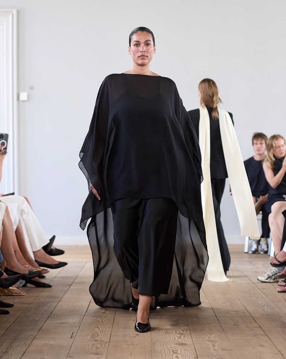 Conjunto tipo capa de Almada Label SS27. Imagen: @cphfw