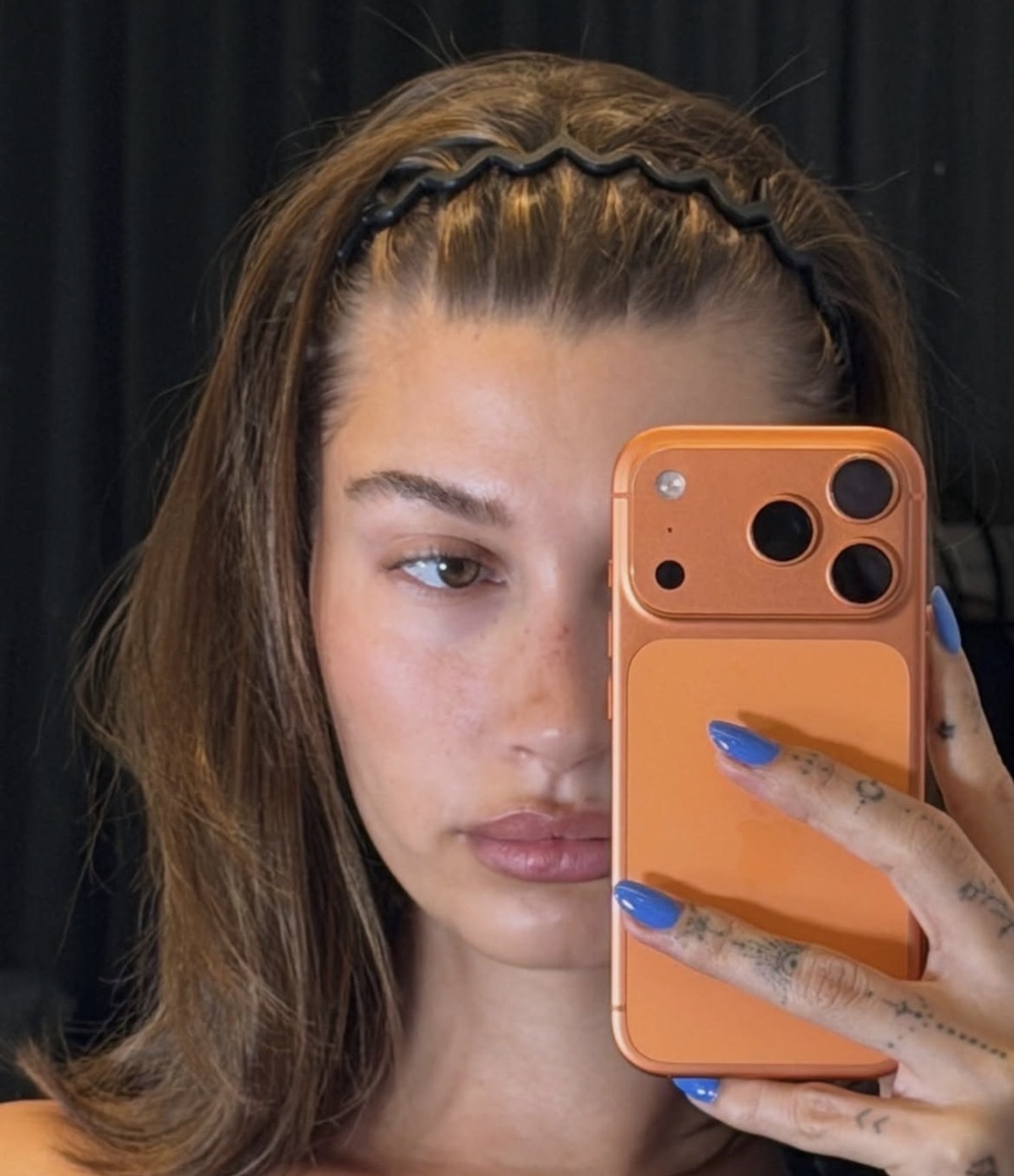 Hailey Bieber luciendo ola diadema en zig zag. Imagen: @haileybieber