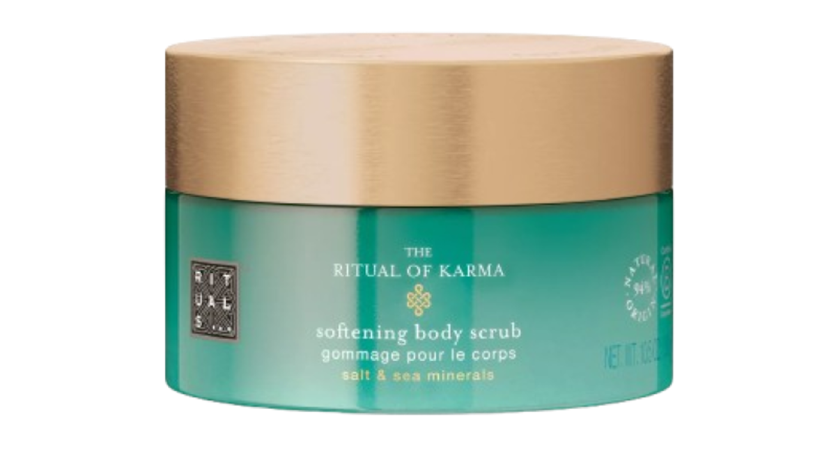 The Ritual of Karma Salt Body Scrub, de Rituals, un exfoliante corporal con sal marina y aceites nutritivos que alisa la piel y potencia su luminosidad con aroma a flor de loto y té blanco. Precio: 16,90 €