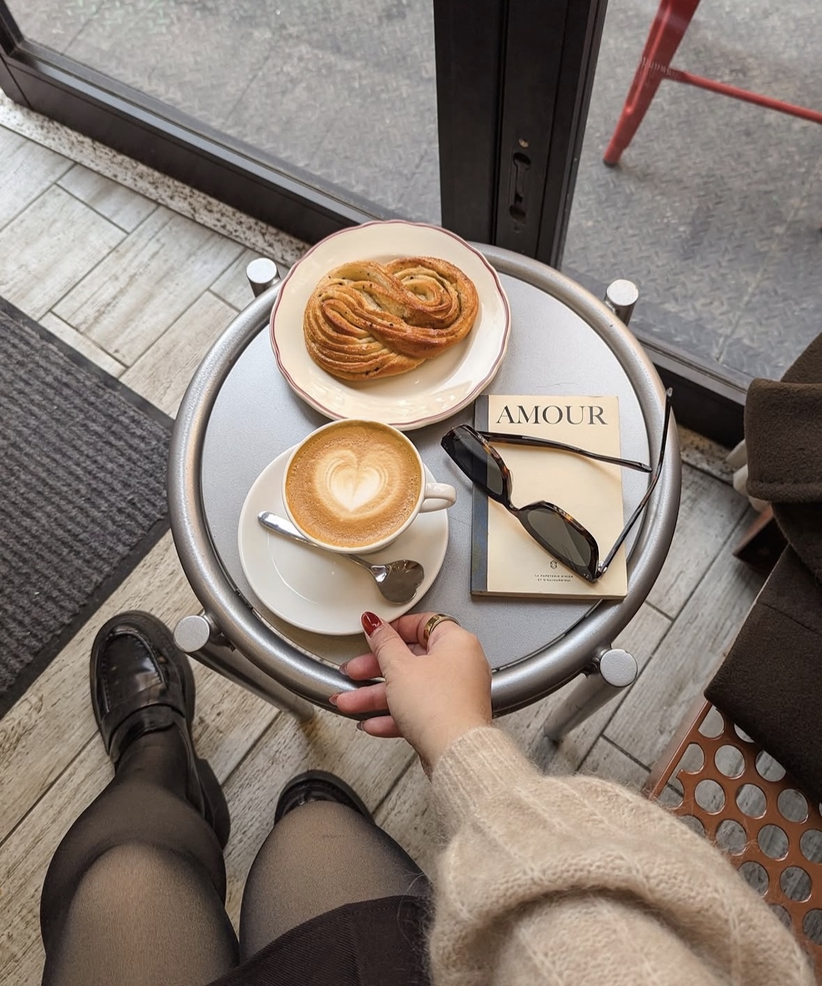 Imagen de una «solo date» en una cafetería