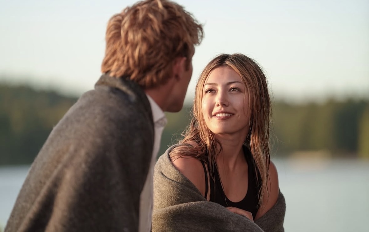 Teagan Tao y Josh Regis en una escena de «La timonel». Imagen: cortesía de Netflix.