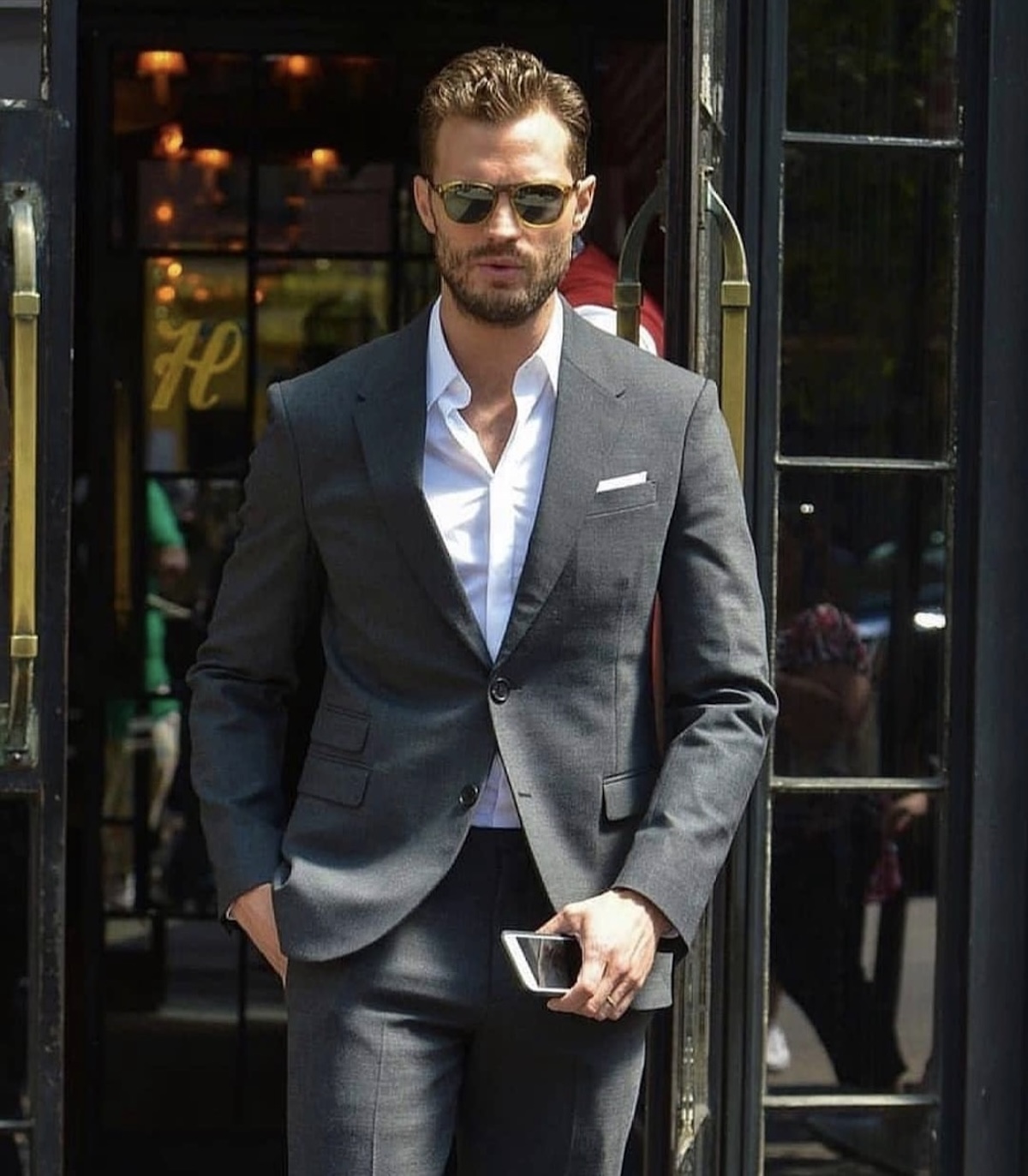 Imagen de Jamie Dornan en traje. Imagen: @classicmenlife