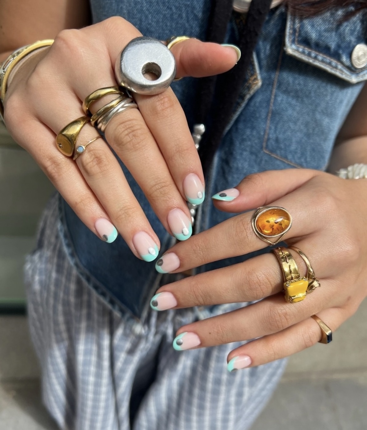 Manicura francesa en tono turquesa. 