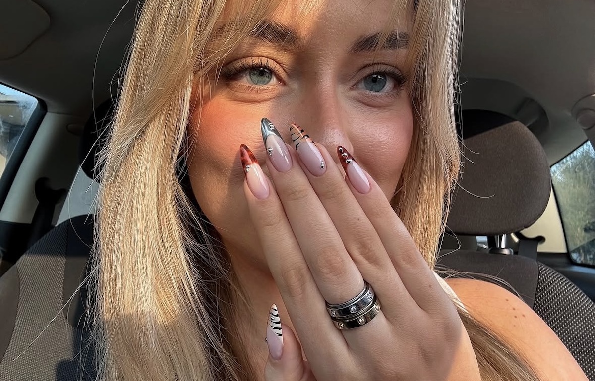 Chica con manicura larga