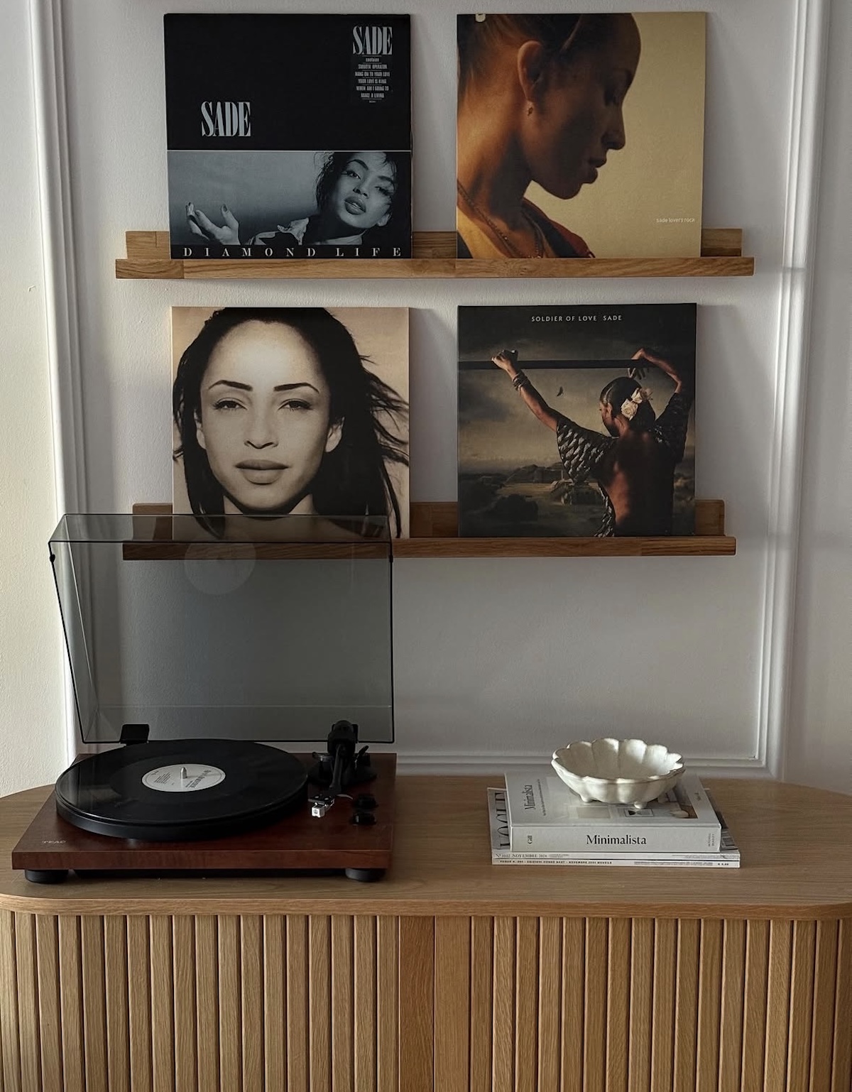 Pared con vinilos. imagen: @ootdioana