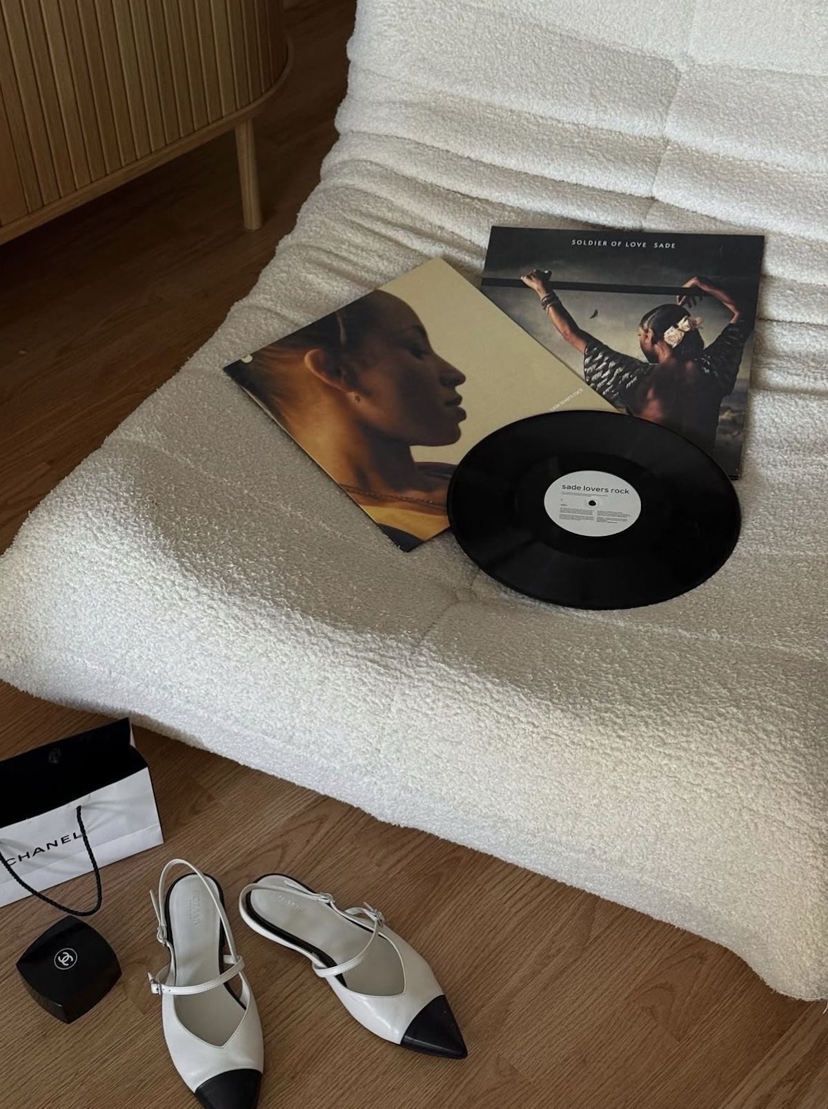 Imagen con un vinilo en la cama. imagen: @ootdioana