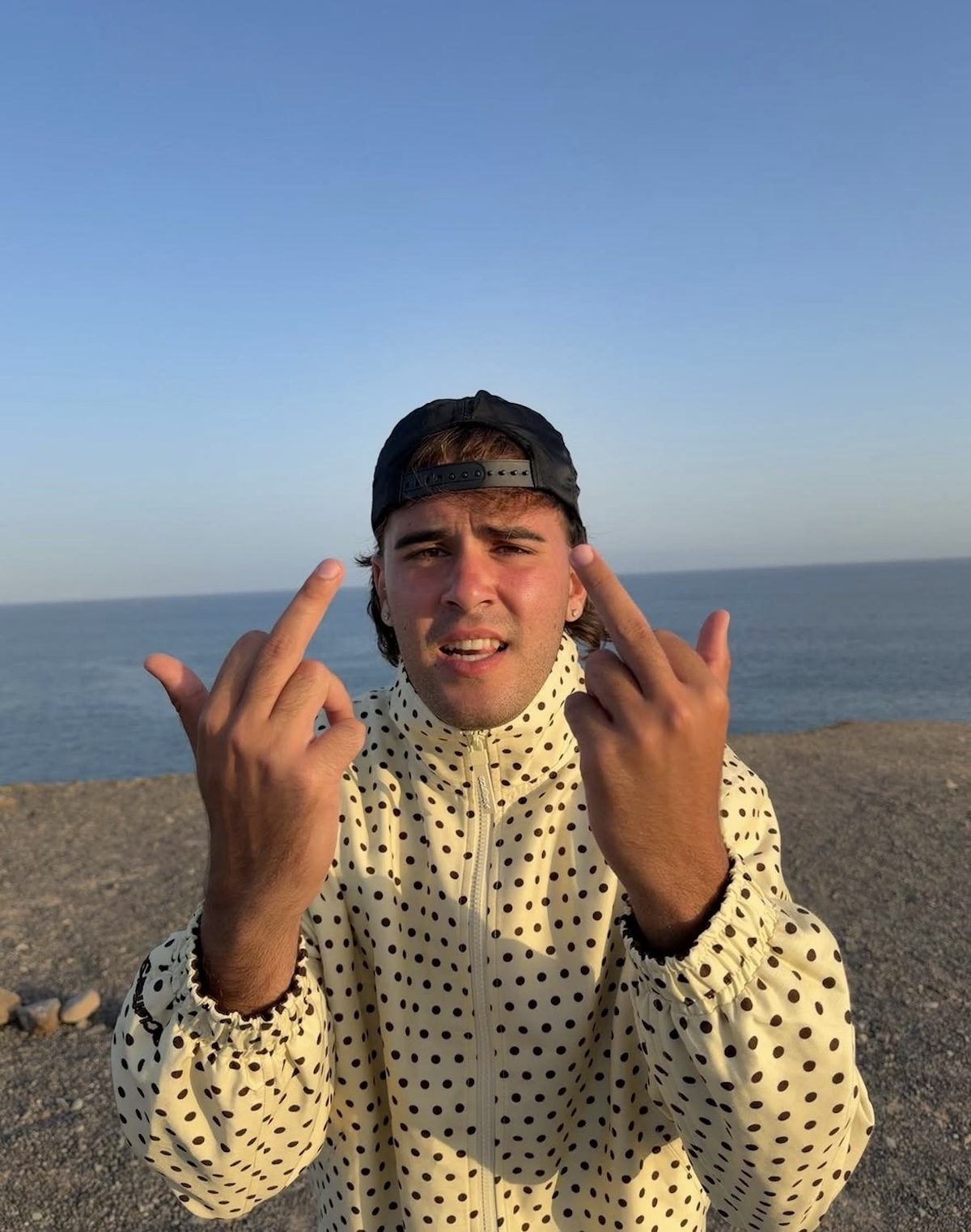 Imagen de Rodrigo Fénix en la playa.