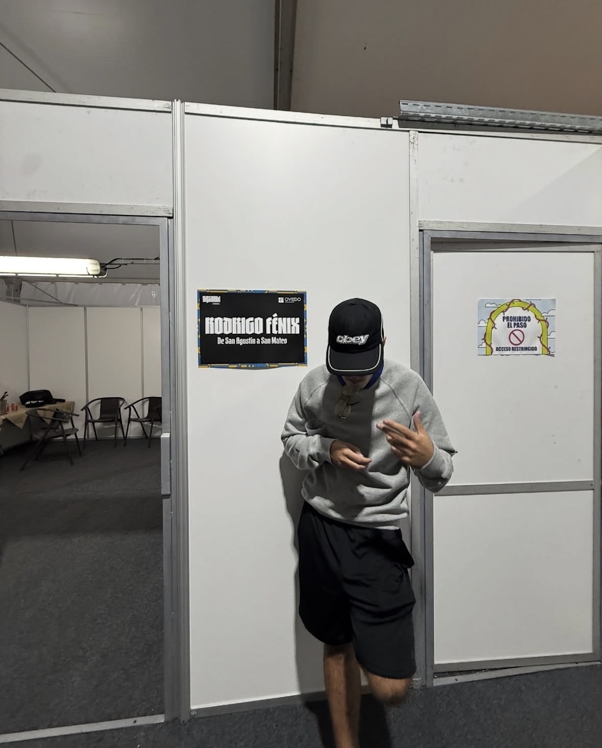 Rodrigo Fénix en la puerta del camerino de uno de sus conciertos. 