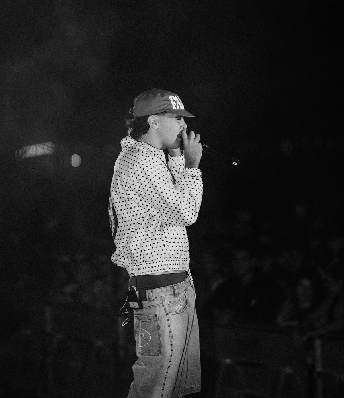 Imagen en blanco y negro del artista en un concierto.