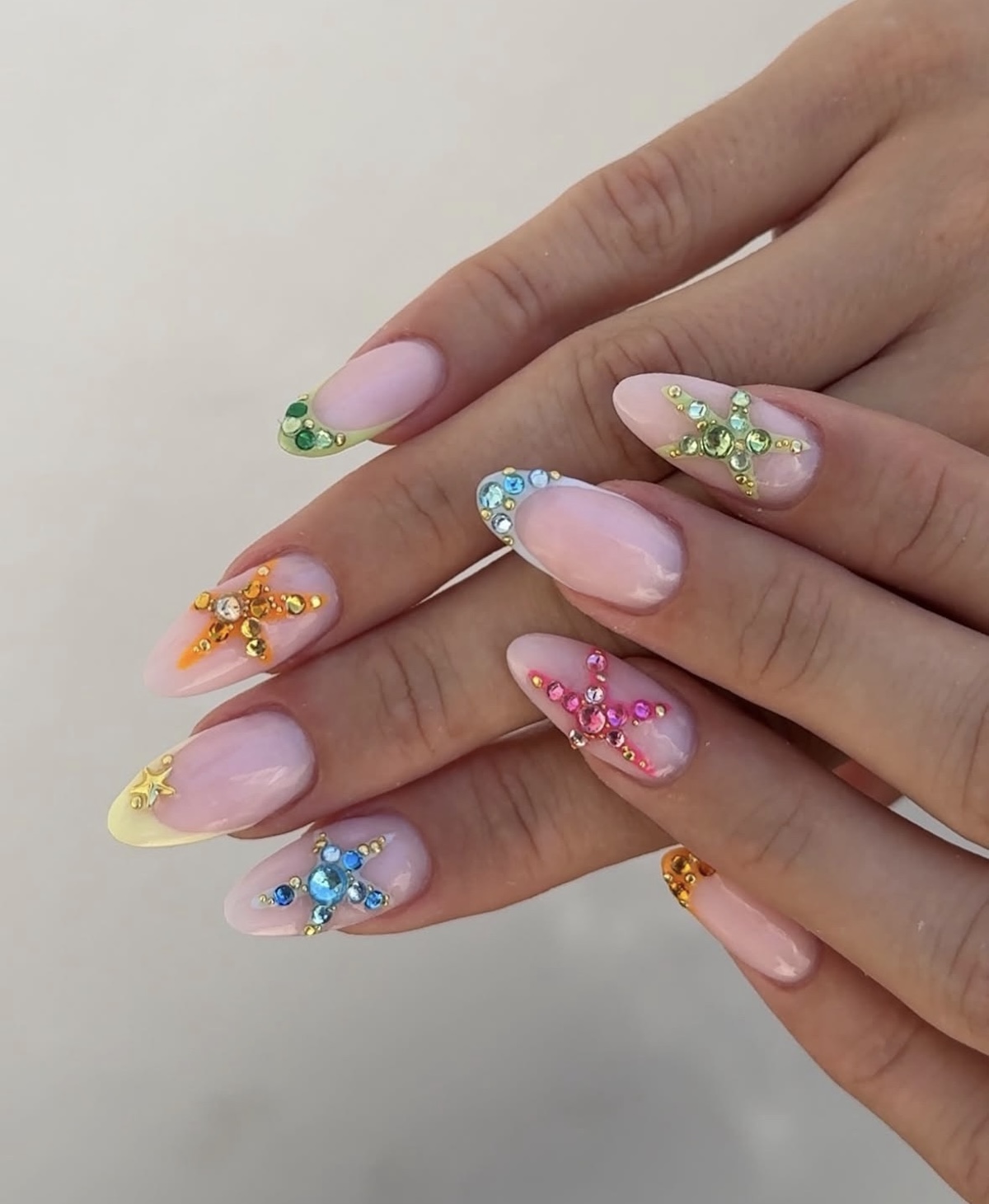 Uñas con estrellas de mar. Imagen: @martanietonails