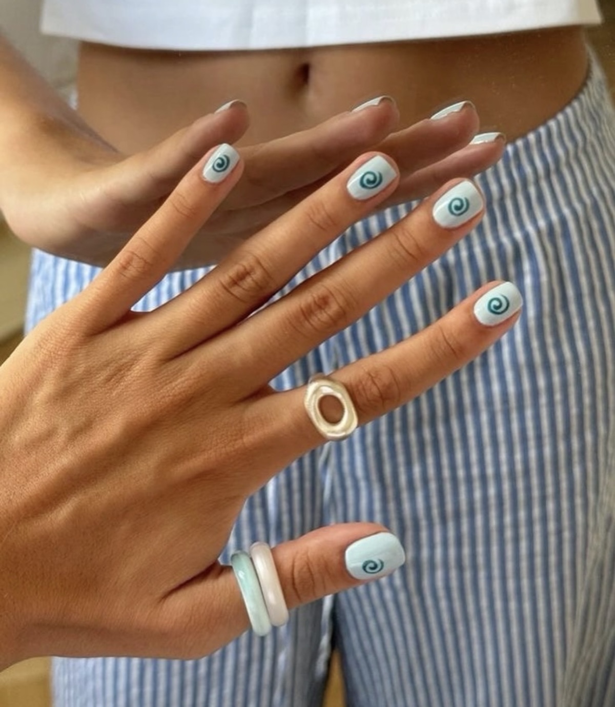 Uñas con espirales azules. Imagen: @borow_es