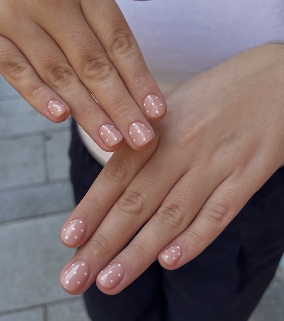 Uñas con lunares en blanco. Imagen: @mao___pao