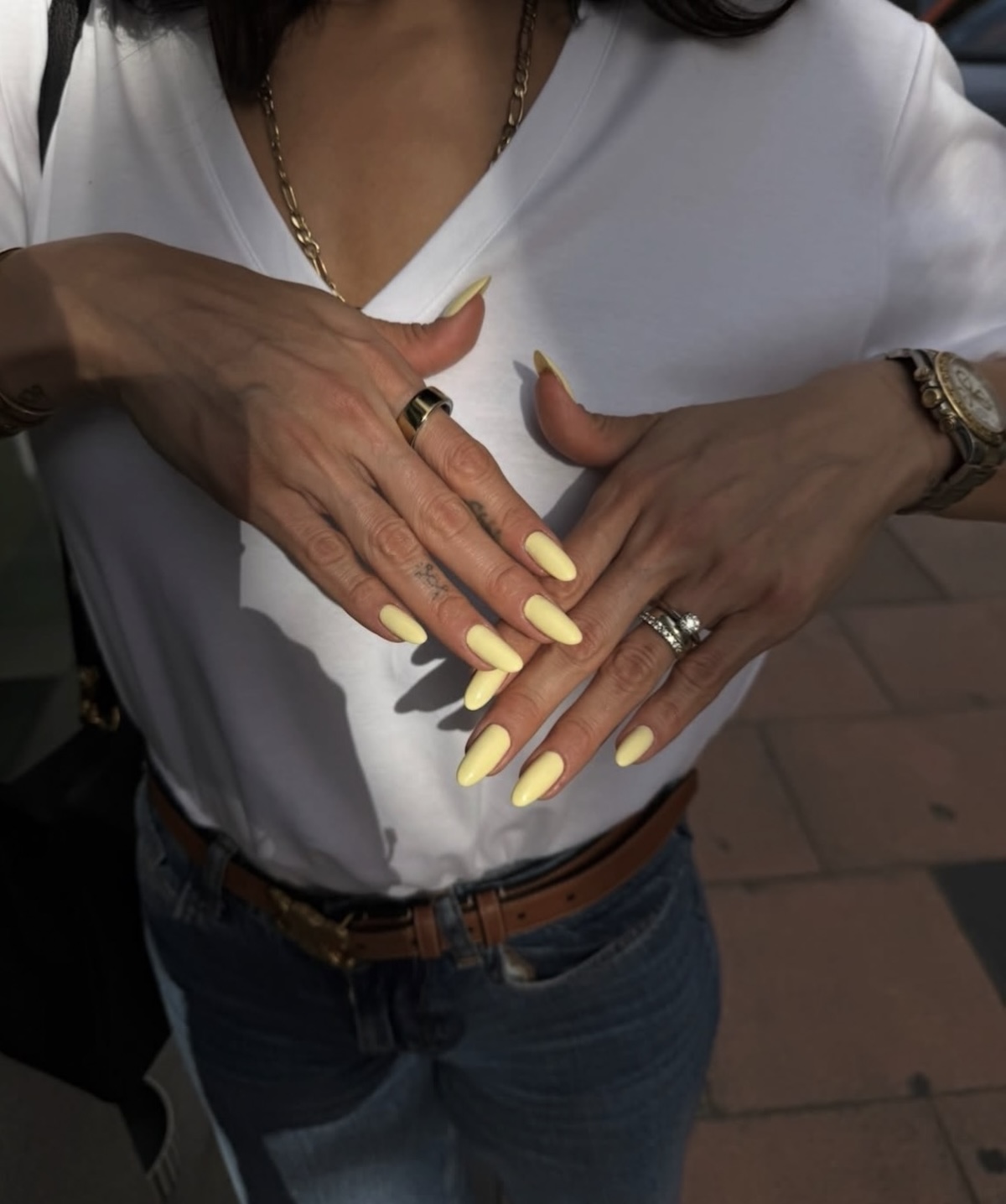 Uñas butter yellow. Imagen: @tranquilolab