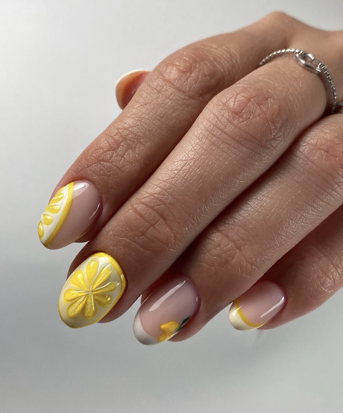 Uñas con limones, una de las manicuras de verano. Imagen: @inmitart
