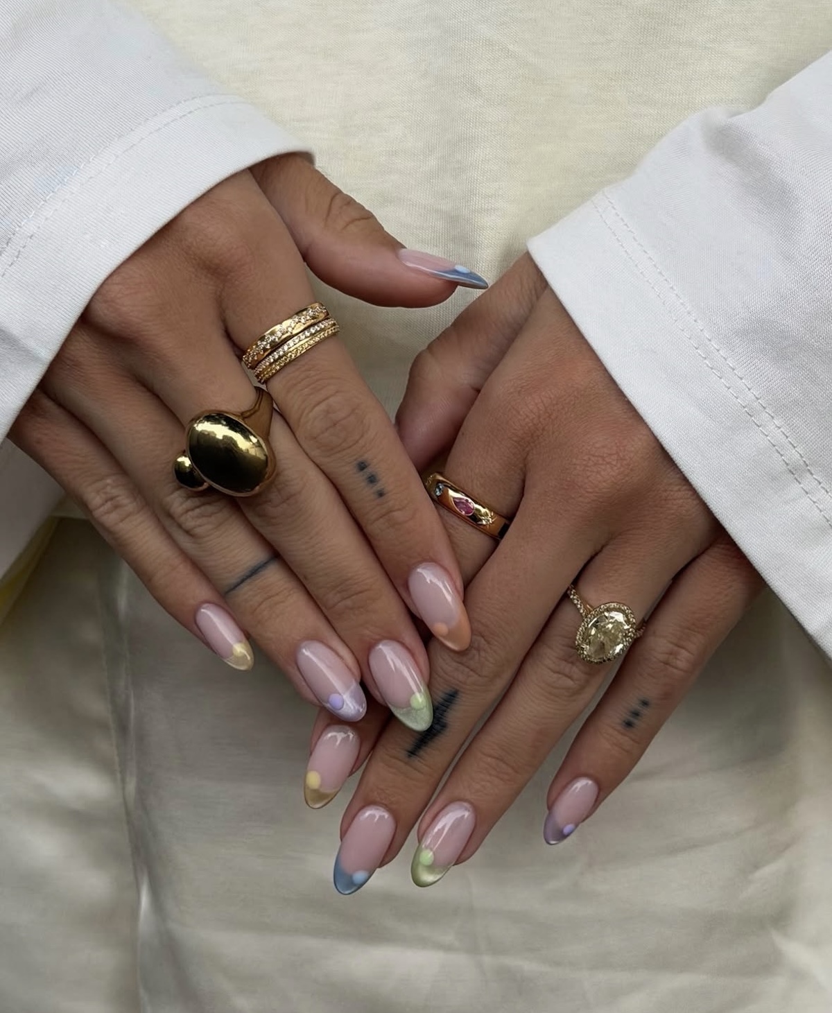 Uñas francesas en color pastel, una de las manicuras de verano. Imagen: @rahnebransby