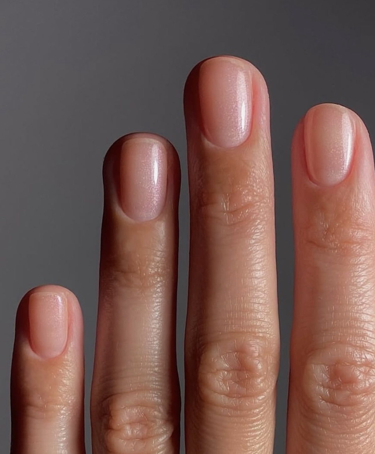Manicura estilo «naked nails» con capa de polvo perlado