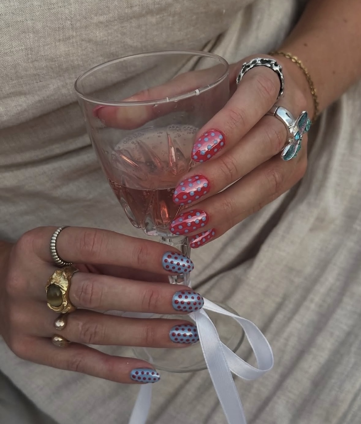 Manicura de lunares en rojo y azul, una de las mejores manicuras para la vuelta a la oficina. 