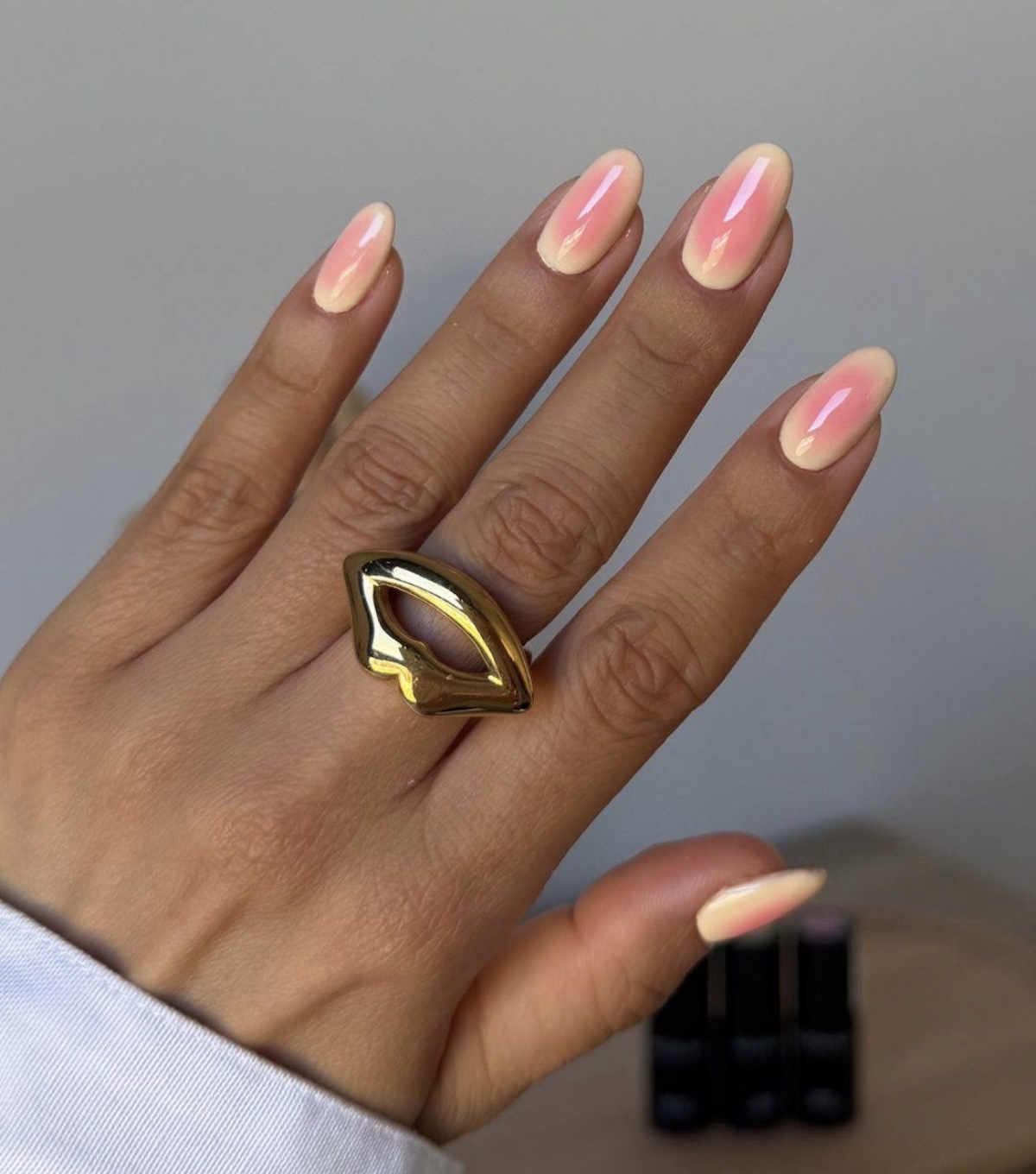 Manicura estilo aura en tonos melocotón, una de las mejores manicuras para la vuelta a la oficina. 