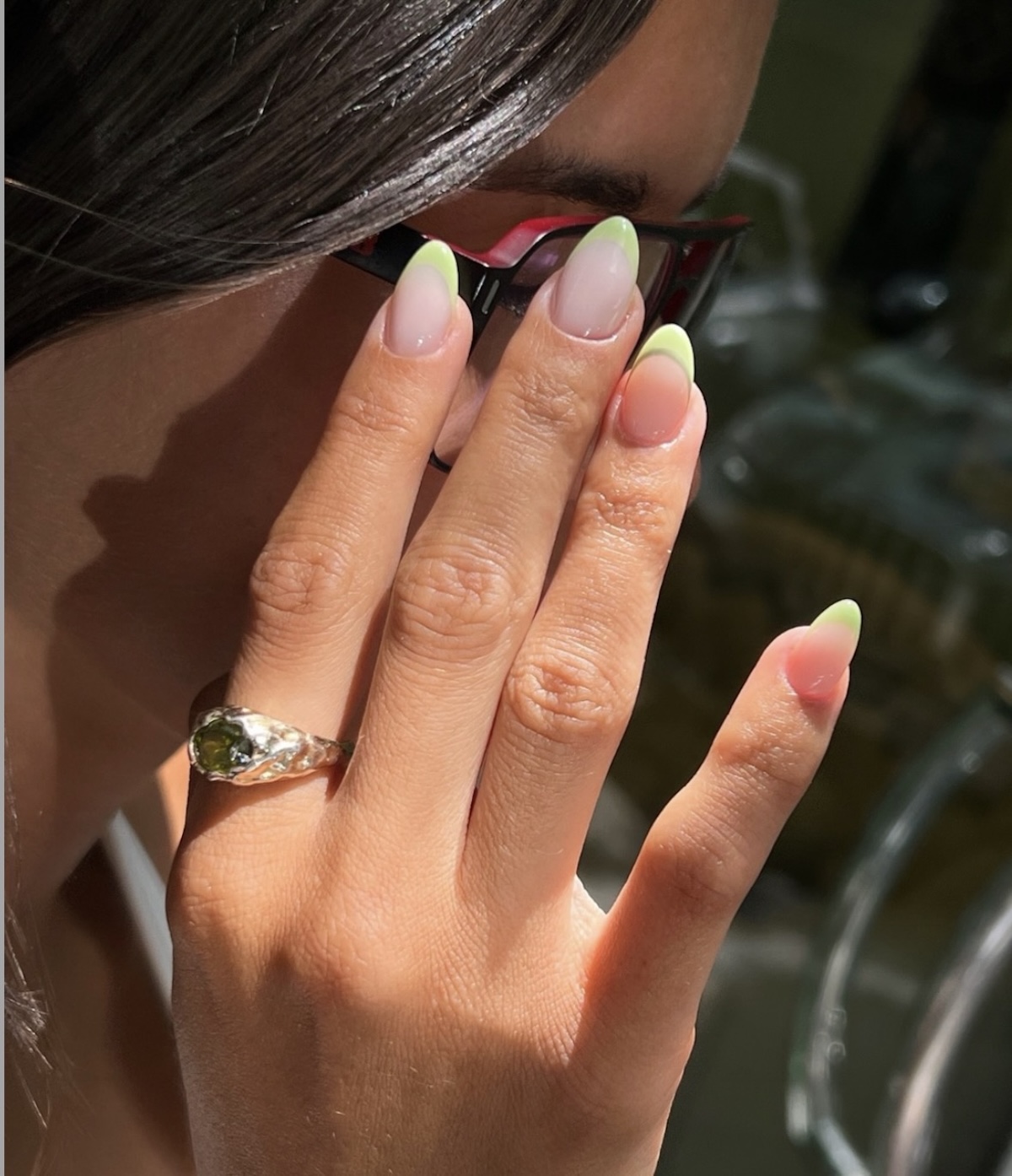 Manicura francesa en color verde lima