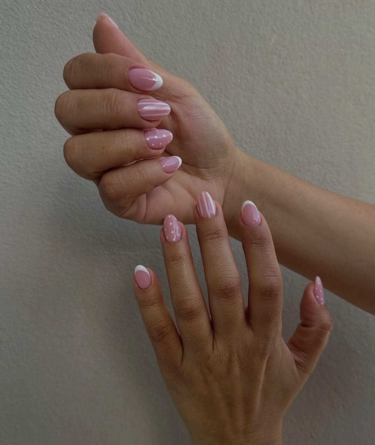 Manicura decorada en colores rosa y blanco. 