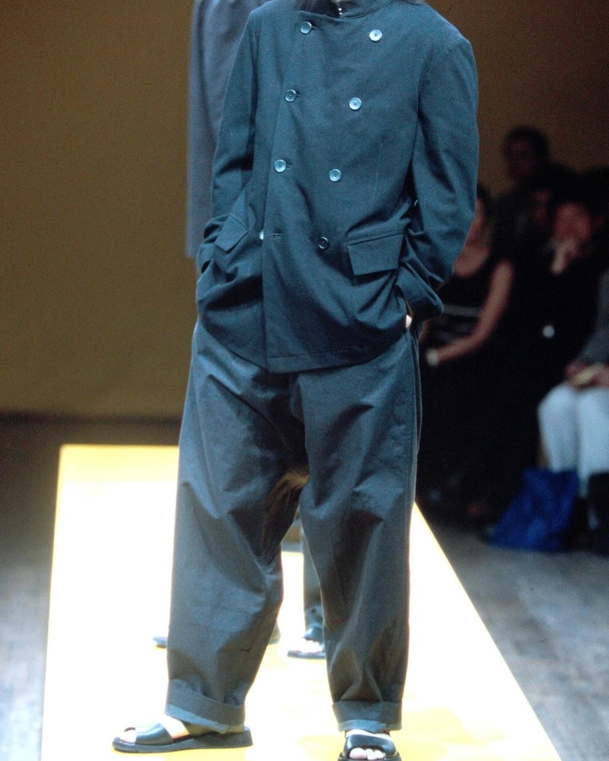 Diseño de hombre de Yohji Yamamoto inspirado en el uniforme Mao.