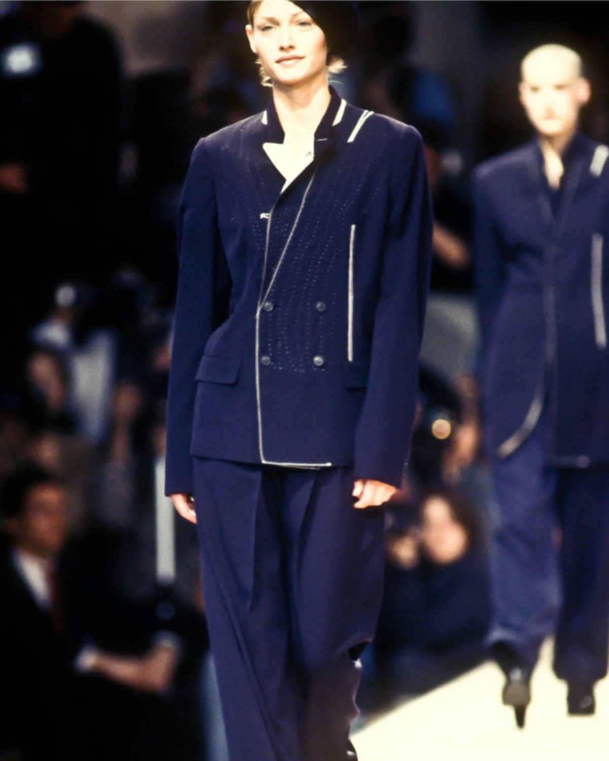 Conjunto de chaqueta cruzada y pantalón azul marino con detalles de costuras expuestas de la colección de Yohji Yamamoto.