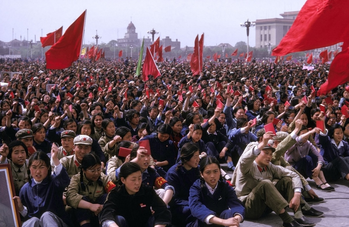 Concentración masiva de Guardias Rojos sosteniendo el Pequeño Libro Rojo de Mao Zedong en la plaza de Tiananmén durante los primeros meses de la Revolución Cultural en Pekín, en 1966.