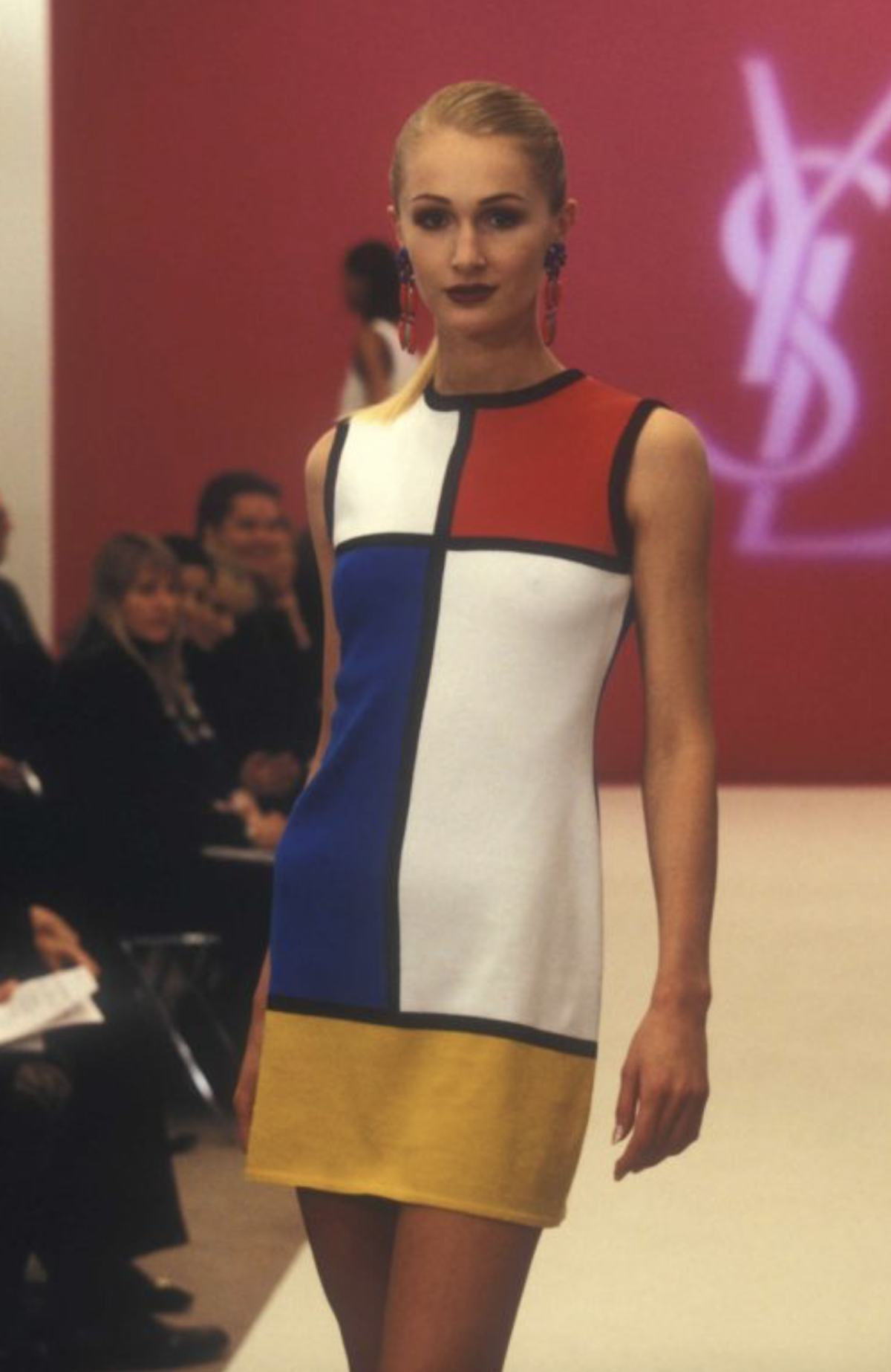 El vestido de Yves Saint Laurent y Mondrian en pasarela. Museo YSL