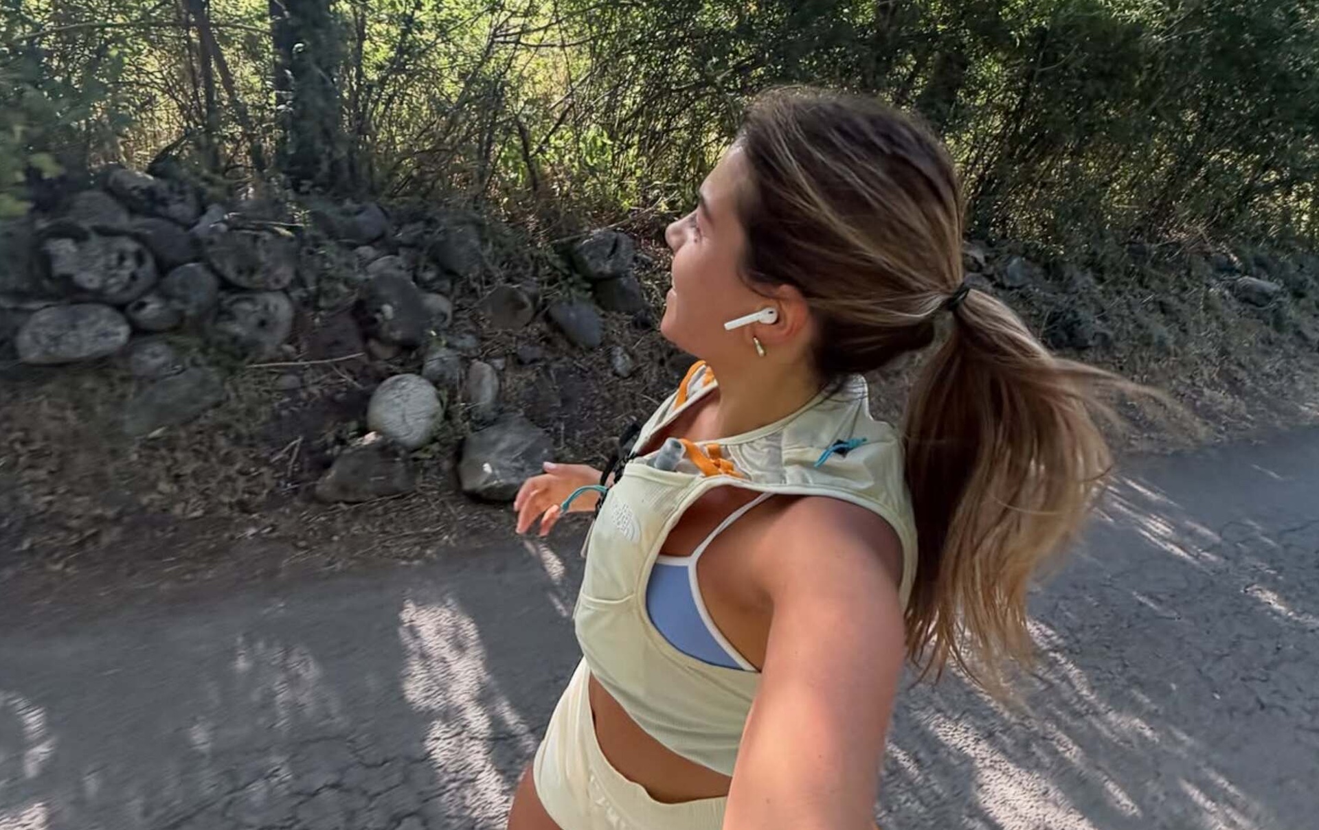 Podcasts y audiolibros para escuchar este verano: la mejor compañía para una caminata, un viaje o un día de vacaciones. Imagen: @miregarde