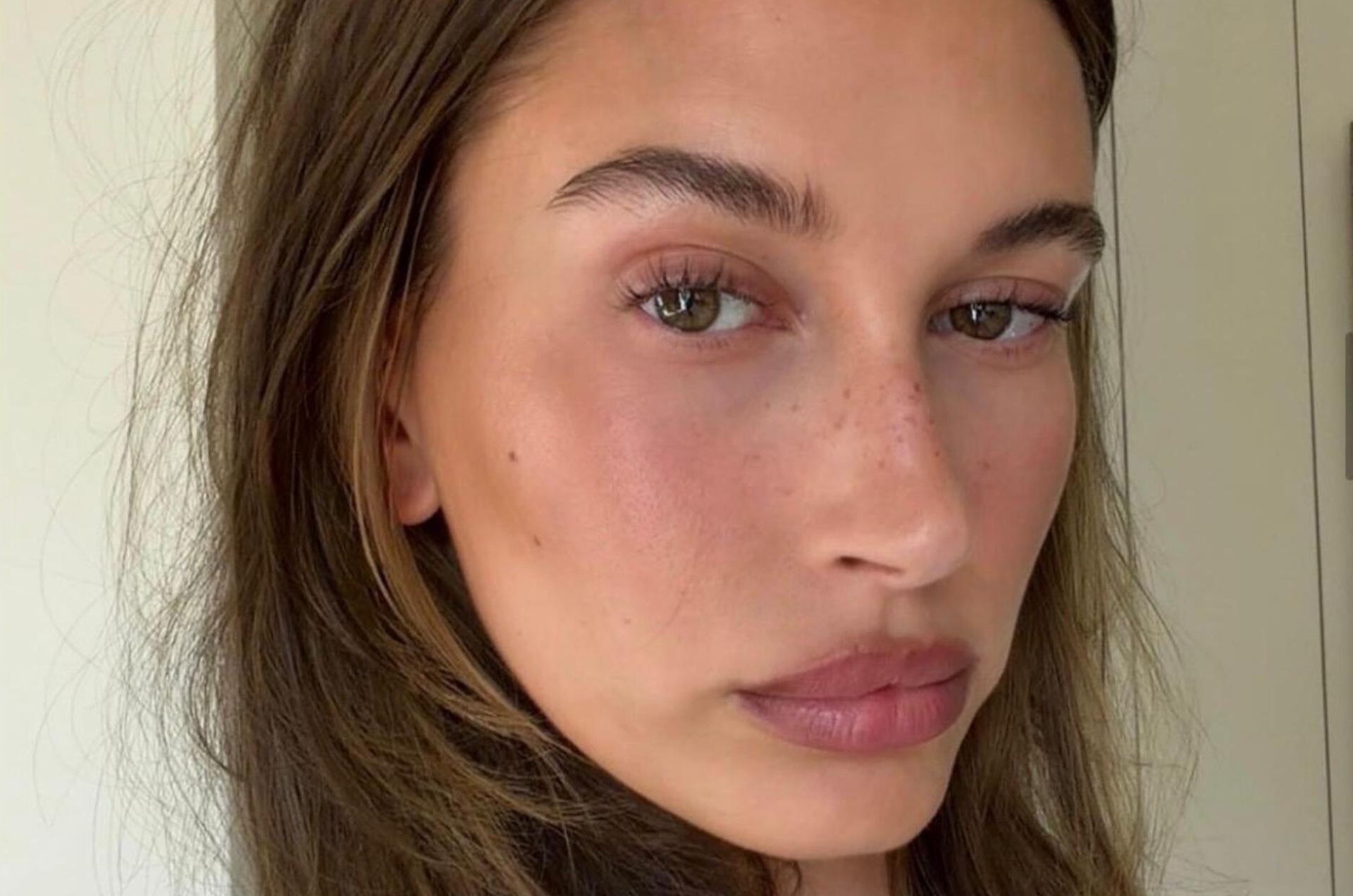 Hailey Bieber con una melena lisa y pulida, uno de los acabados que podemos conseguir con herramientas de calor para el cabello. Imagen: @haileybieber