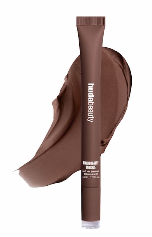 Liquid Matte Mousse de Huda Beauty, los nuevos labiales mate en tonos marrones que anticipan el regreso del acabado mate. Precio: 28€