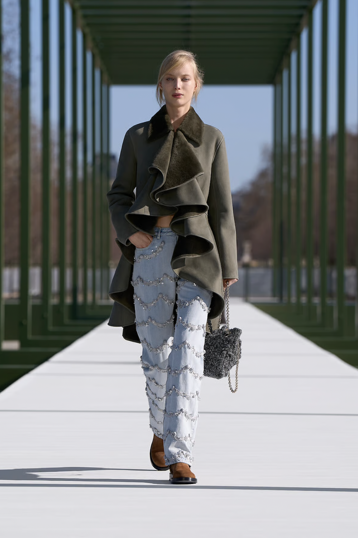 Abrigo de silueta estructurada con gran drapeado frontal, perteneciente al look 13 de la colección otoño-invierno 2026/2027 de Dior. Imagen: Dior