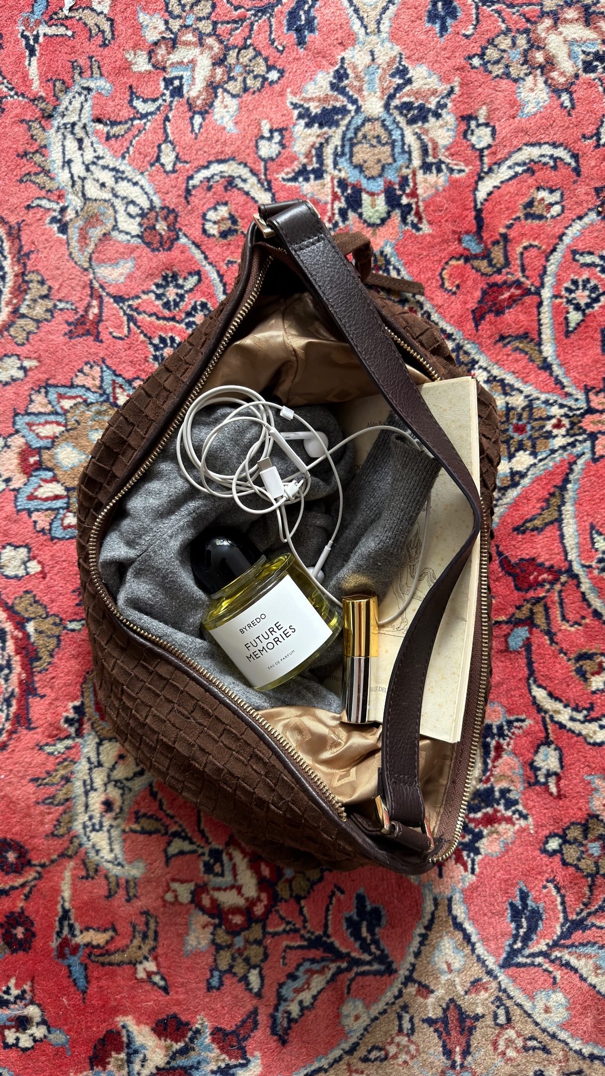Maxi bolso marrón para la oficina con espacio para llevar todos los imprescindibles del día a día, una de las tendencias clave del back to office este otoño 2026. Imagen: @rebecaoksana