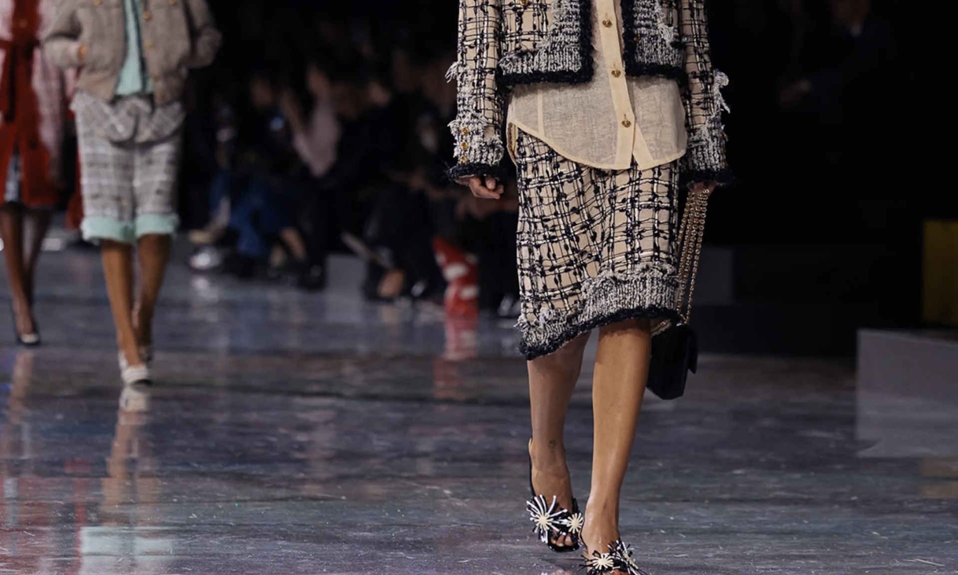 La falda lápiz regresa este otoño 2026 como uno de los básicos más elegantes. Imagen: Desfile Chanel Otoño/Invierno 2026