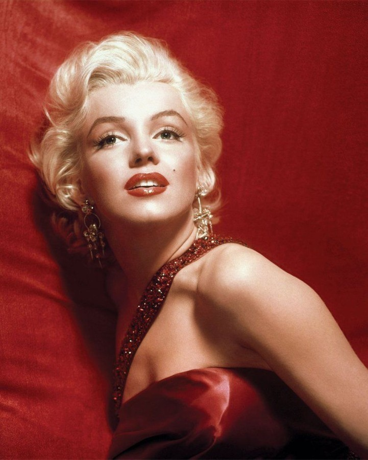 Marilyn Monroe caracterizada como Pola Debevoise en una escena de «Cómo casarse con un millonario» (1953), comedia que fue un éxito de taquilla y recibió varias nominaciones a premios