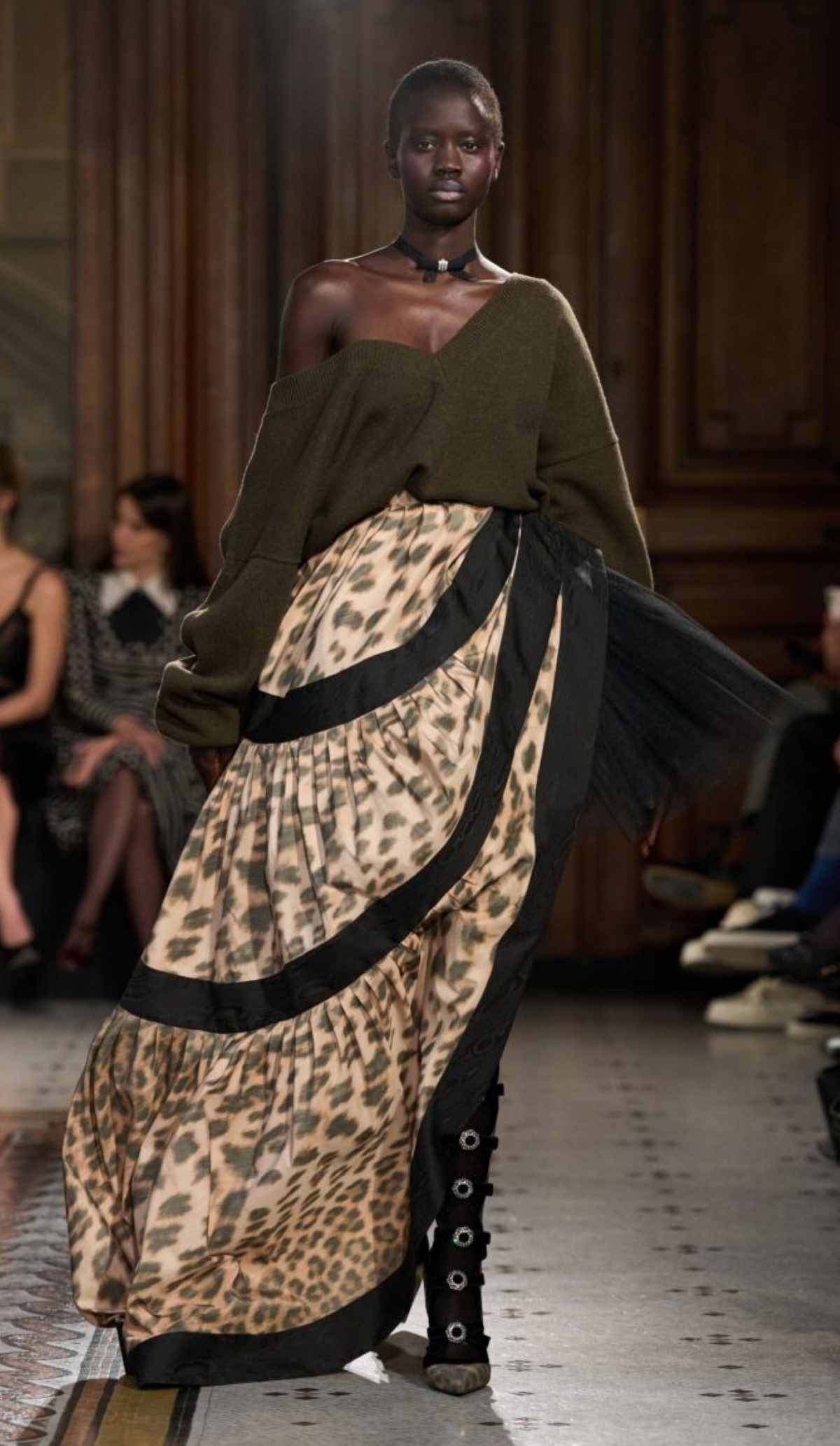 Falda con volantes de la colección de otoño 2026 prêt-à-porter para mujer, diseñado por Harris Reed