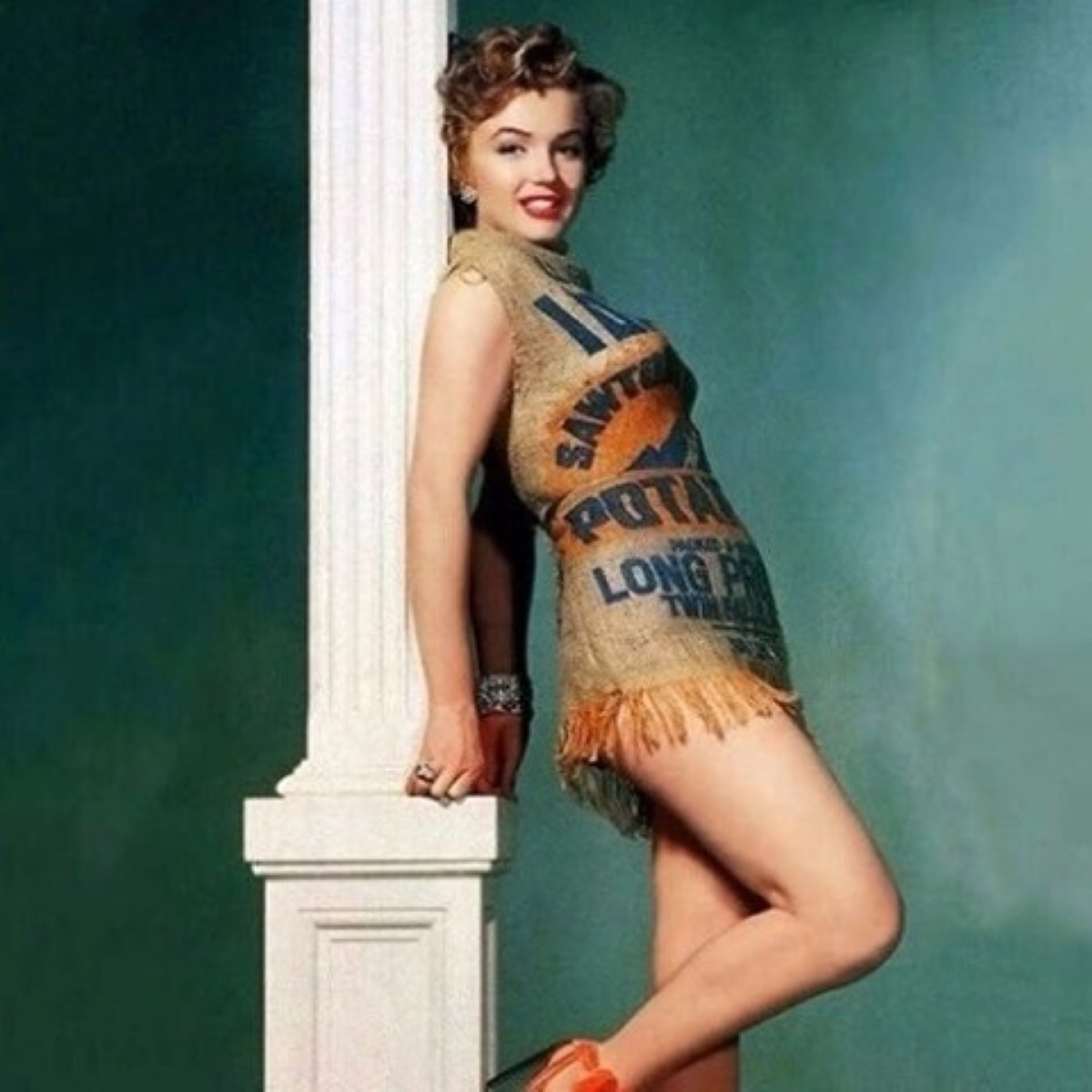 La famosa sesión de Marilyn Monroe con un saco de patatas surgió, según la versión más difundida, como respuesta a las críticas sobre su forma de vestir. Hoy sigue siendo una de las imágenes más icónicas de la actriz.