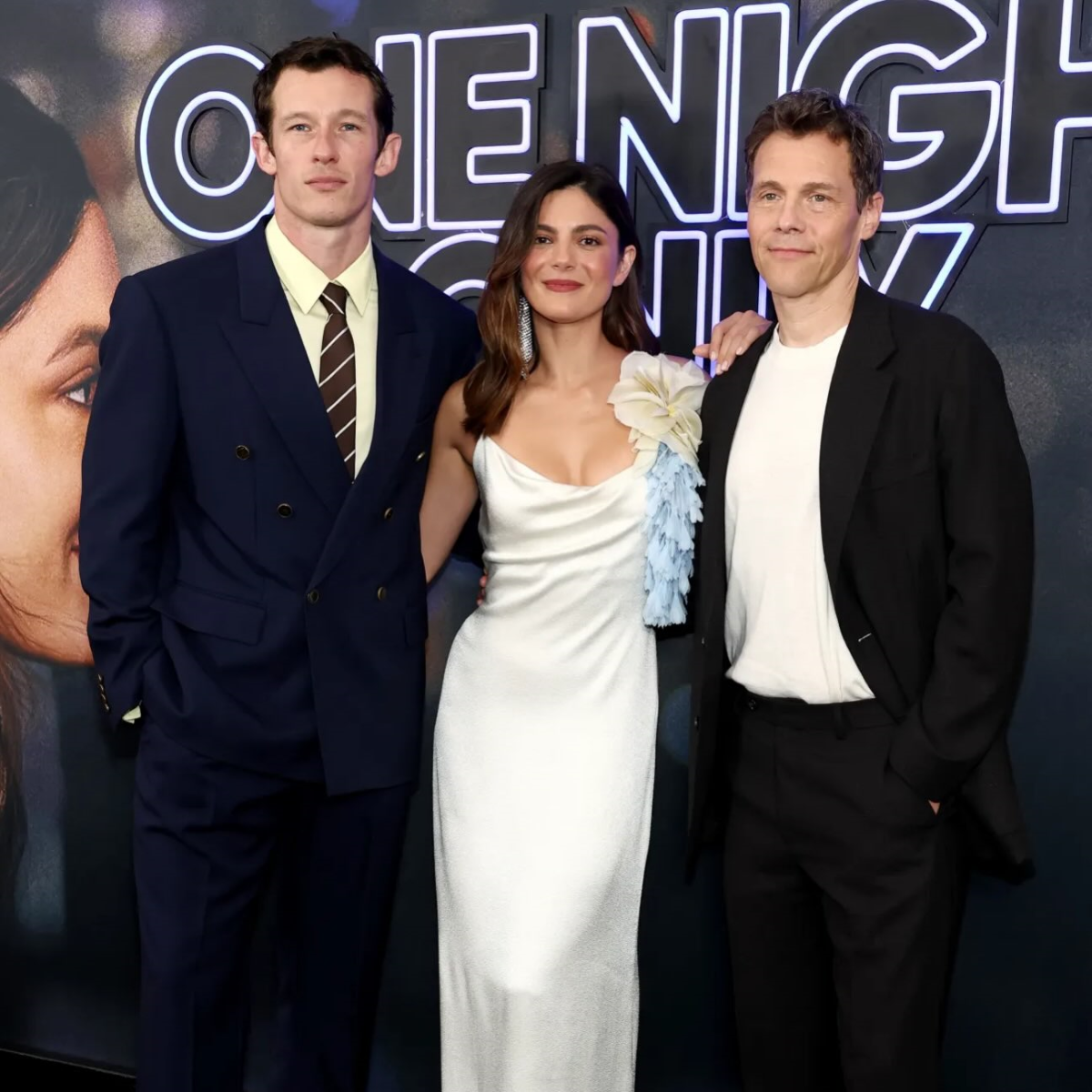 Monica Barbaro, Callum Turner y Will Gluck posan juntos durante la premiere de «One Night Only»