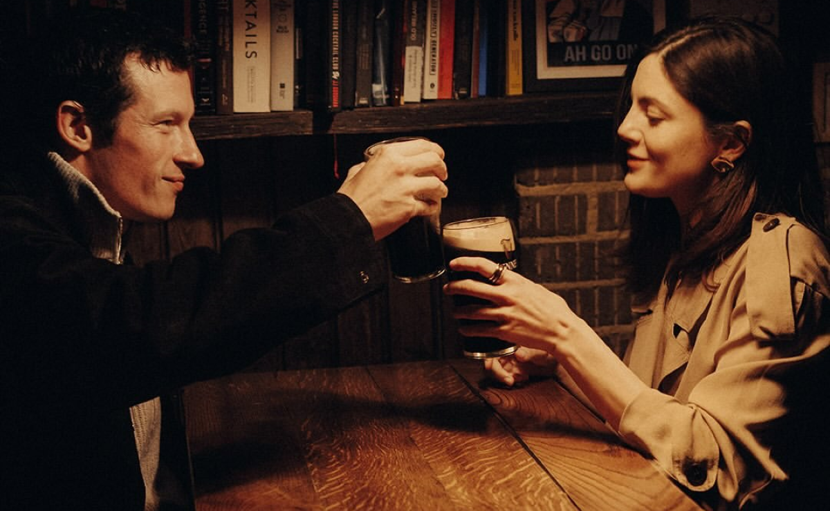 Callum Turner y Monica Barbaro como Owen y Allie