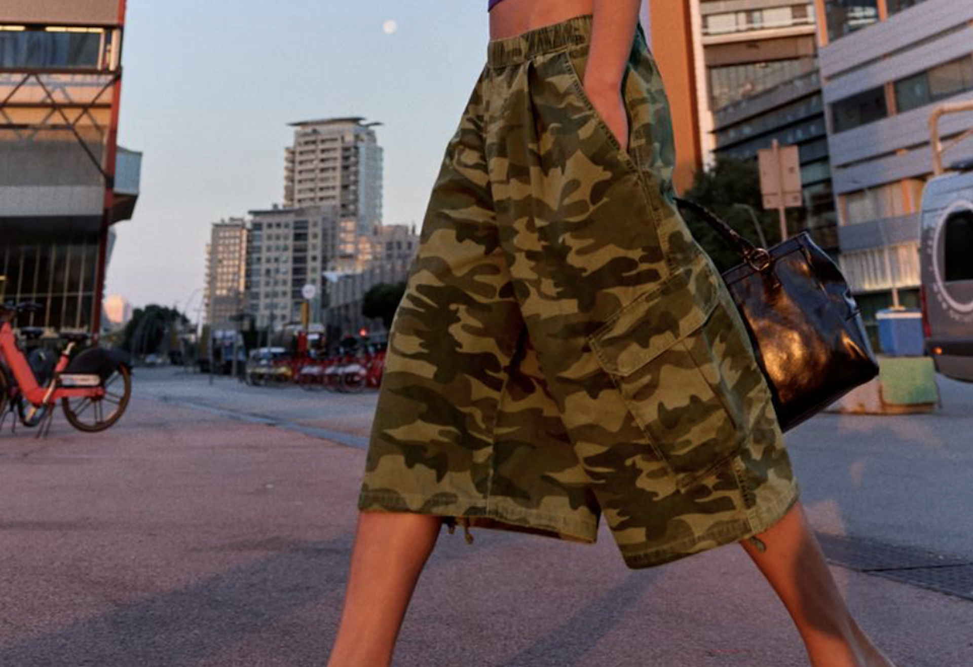 El camuflaje es la tendencia que llevaremos este otoño. Imagen: cortesía de Bershka