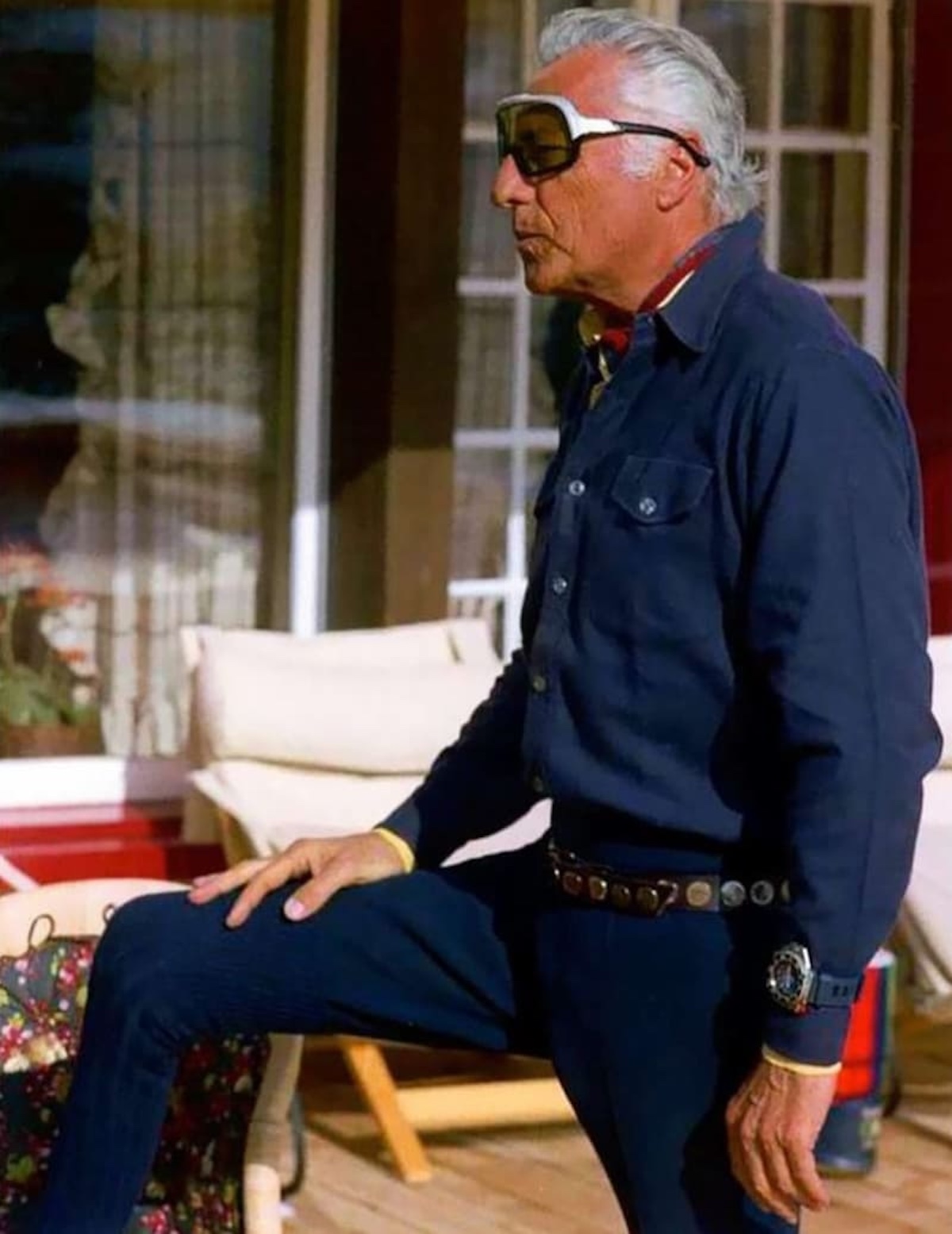 Gianni Agnelli convirtió la manía de llevar el reloj sobre la camisa en su sello de estilo, fuera cual fuese la ocasión su reloj estaría a la vista. Imagen: @classyinstincts