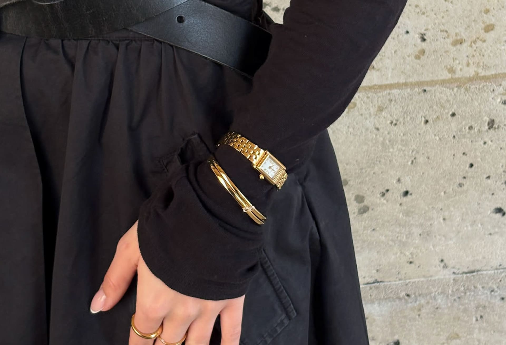 Súmate al truco de estilo de la nueva temporada y coloca tus joyas por encima de la manga. Imagen: Pinterest @mockberg