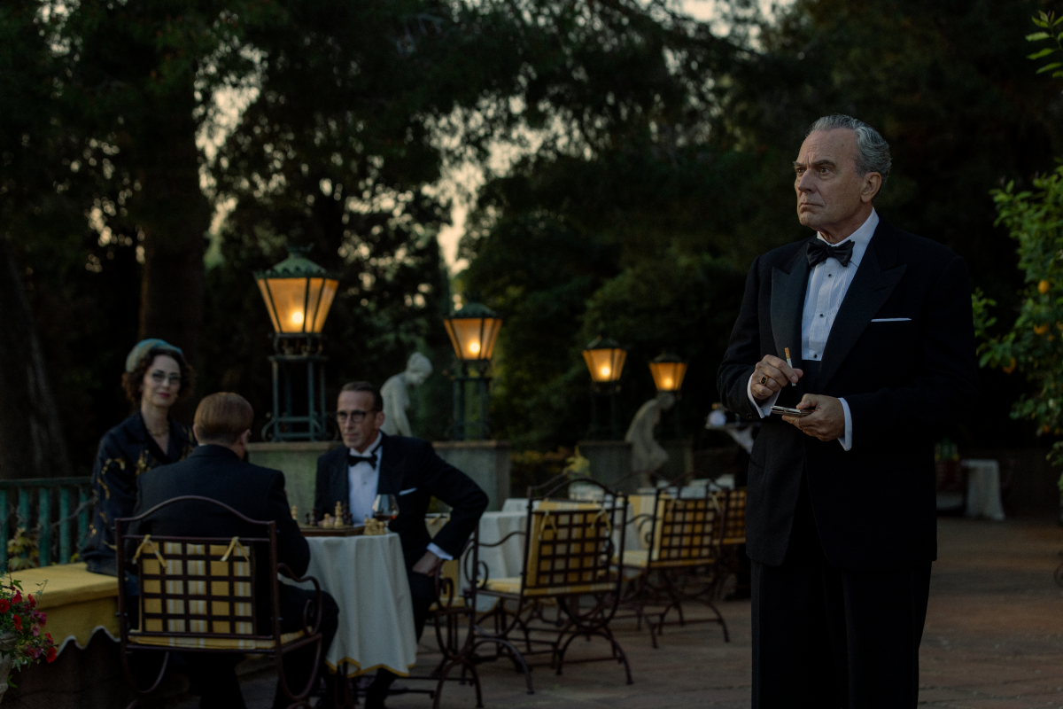 Jose Coronado como Basil, convertido en detective en «El problema final»