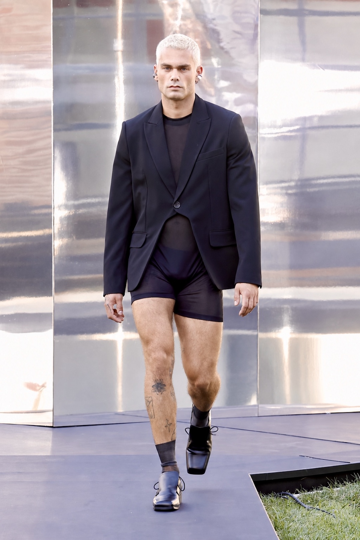 Sastrería negra y transparencias en el desfile de ACROMATYX Primavera-Verano 2027