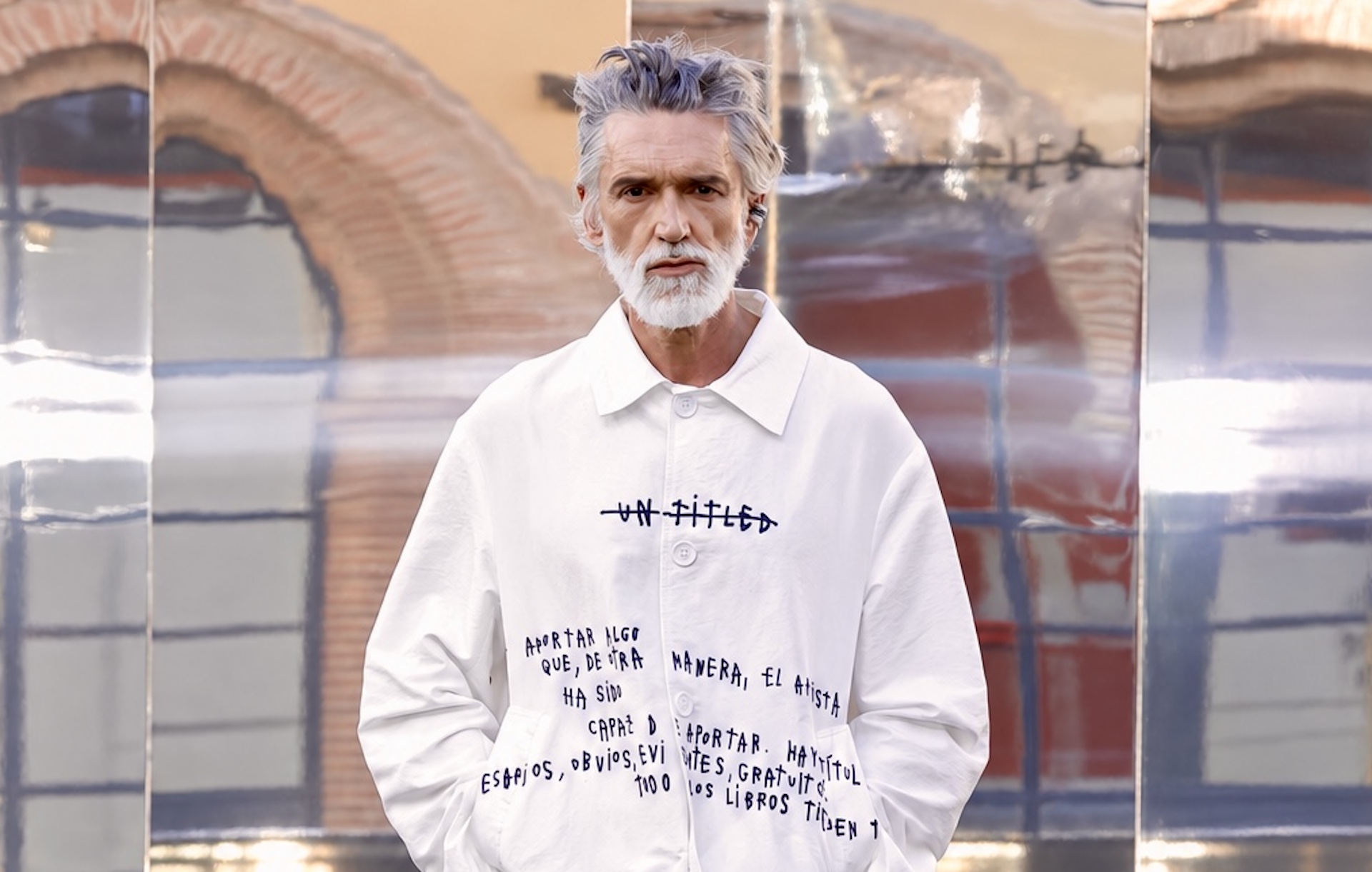 Prenda intervenida con caligrafía en el desfile «UNTITLED» de ACROMATYX Primavera-Verano 2027 en MBFWM. Imagen: cortesía de la firma