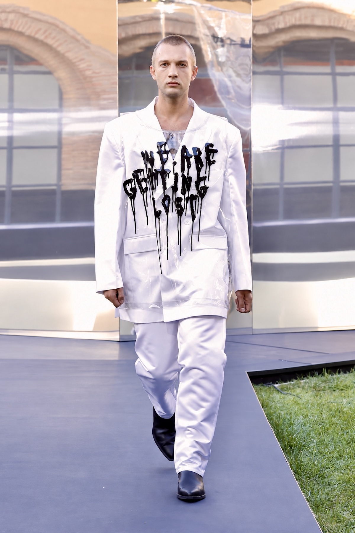 Look blanco intervenido con pintura negra en el desfile «UNTITLED» de ACROMATYX