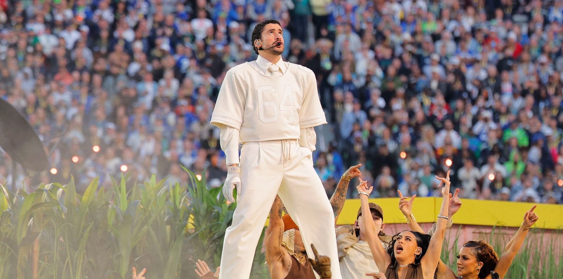Bad Bunny durante el halftime show de la Super Bowl. Imagen: YouTube