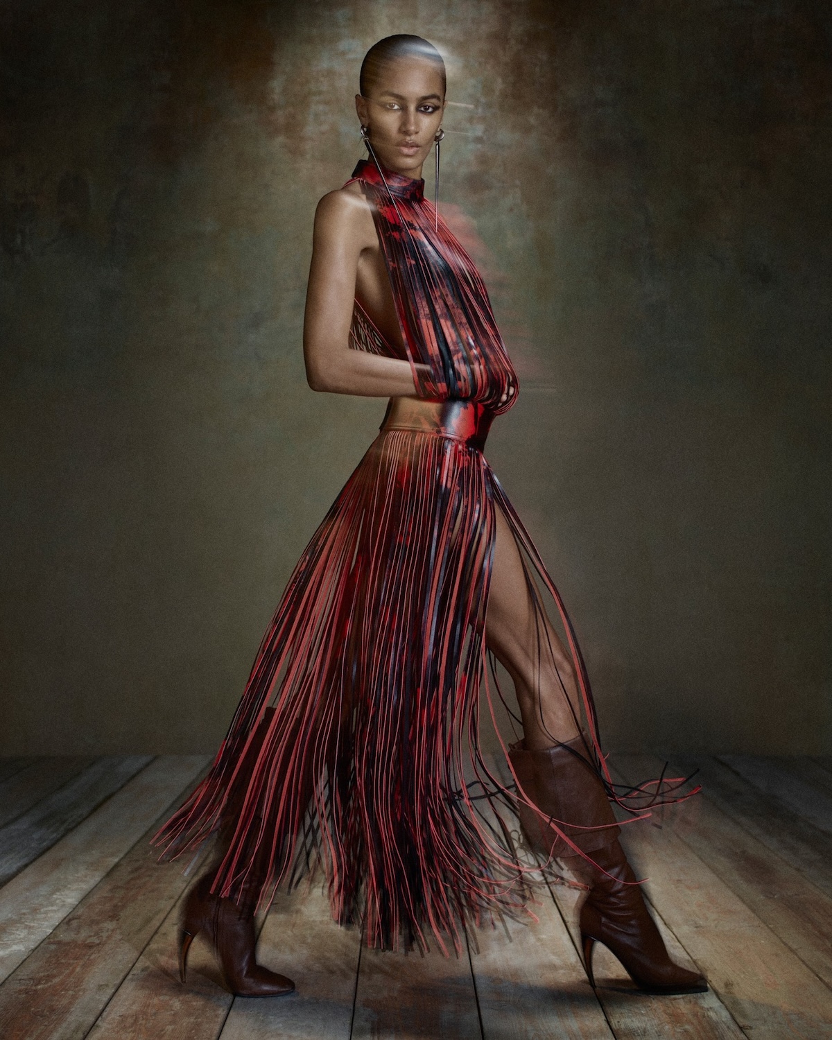 Vestido largo con flecos de cuero en tonos rojo y negro de la colección Primavera-Verano 2026 de la marca. Imagen: @alexandermcqueen