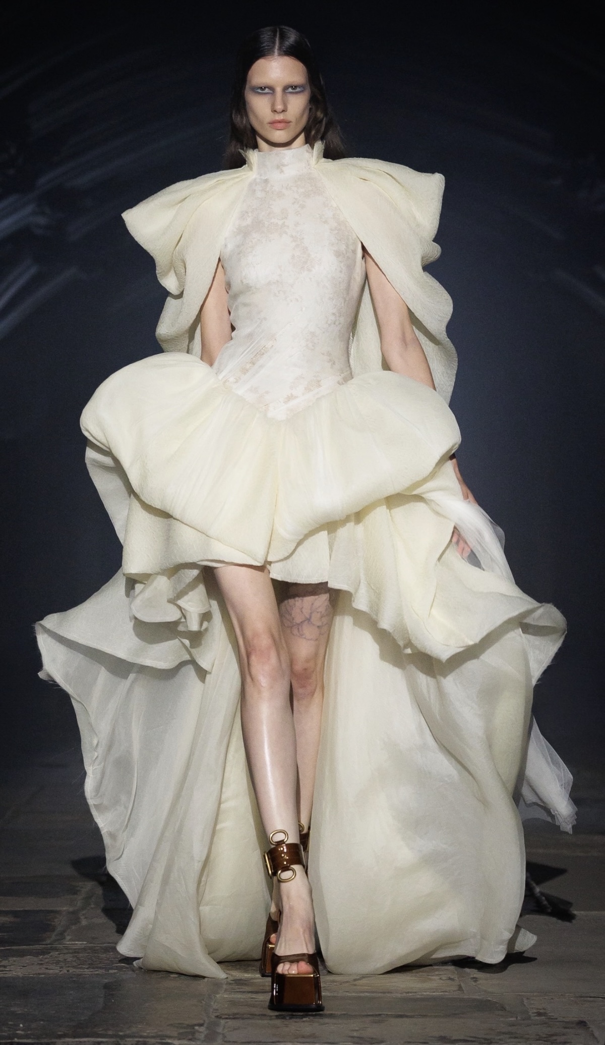 Vestido de la colección Primavera/Verano 2027 de McQueen 