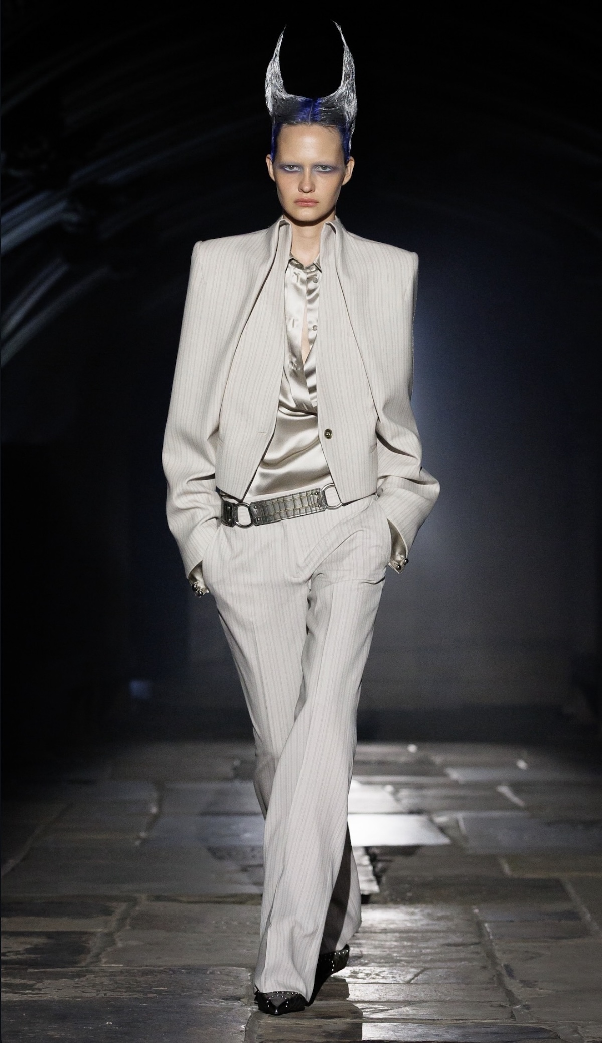 Look de la colección Primavera/Verano 2027 de McQueen presentada en la Semana de la Moda de Londres 